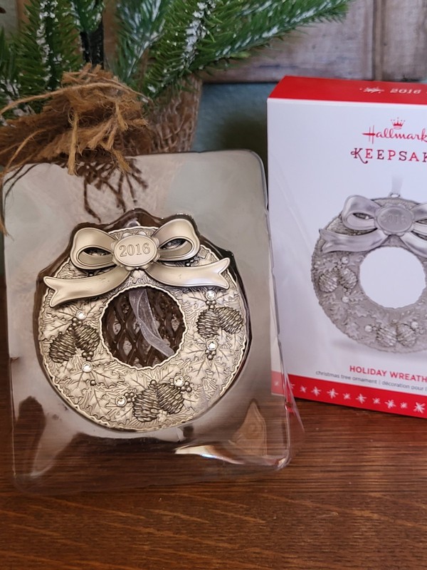 2016 Hallmark Ornament ~ HOLIDAY WREATH ~  METAL                        