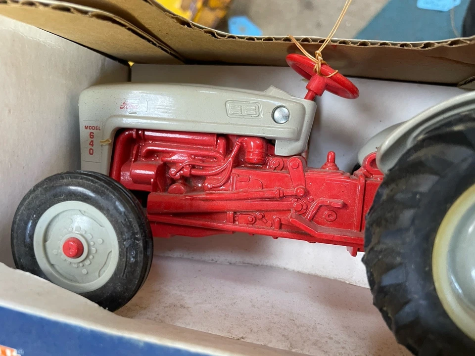 Tractor de juguete Ford 640 vintage Foto 4 de 4