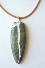 Pendentif éclair en serpentine du Limousin