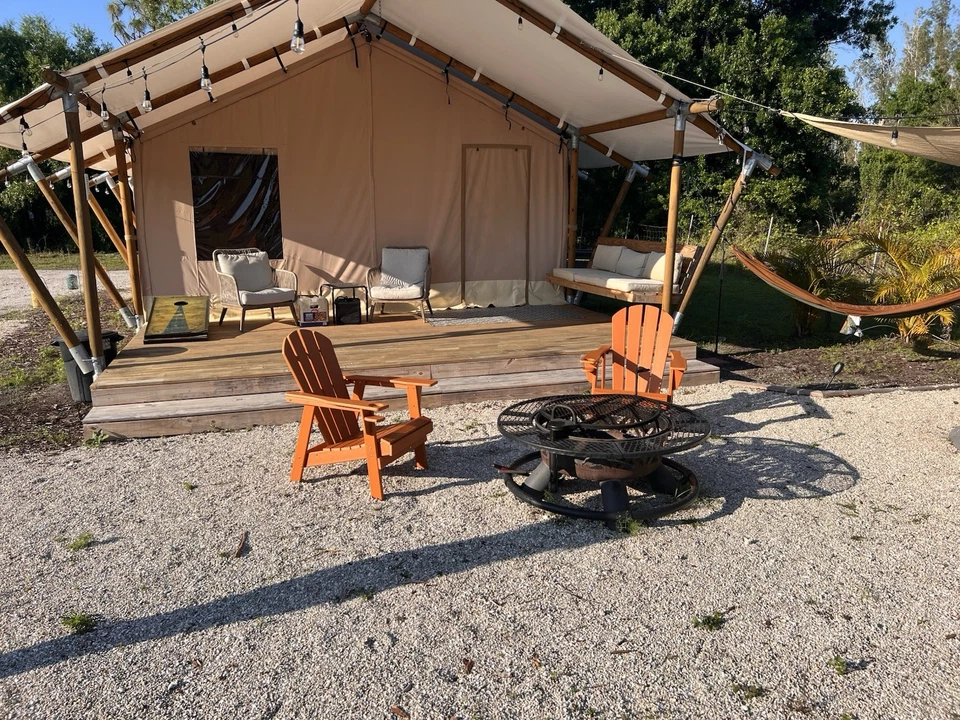 Tienda glamping grande de lujo Safari 48 16x23 con voladizo de 16x10’ Foto 3 de 4