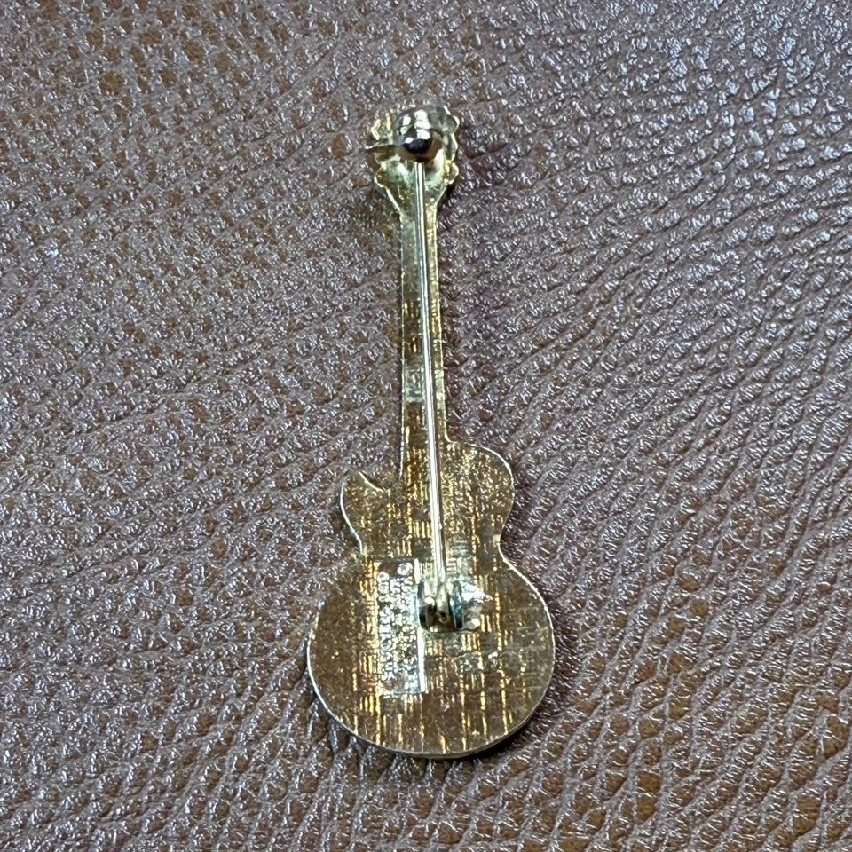 Broche de solapa esmaltada con prendedor de guitarra Hard Rock Café Los Angeles de colección Foto 2 de 4