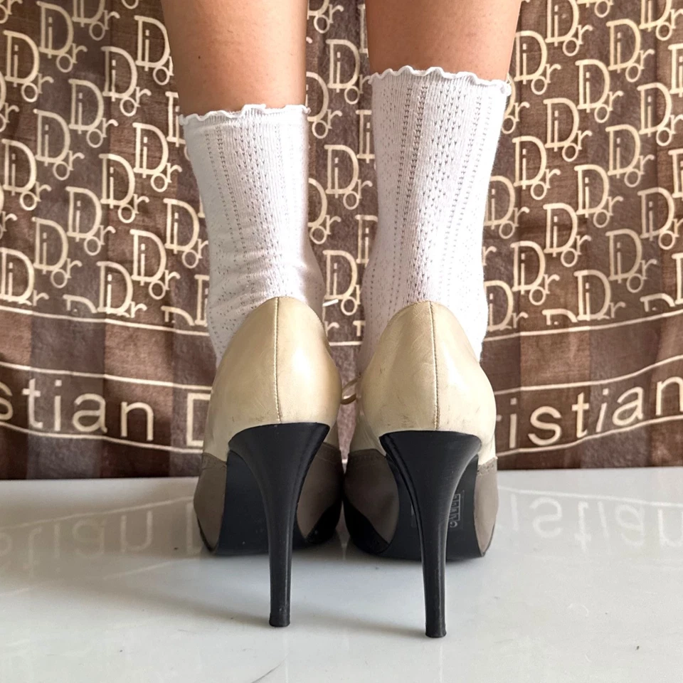 Tacones de aguja vintage Y2K Guess Pin-up Brogue con cordones en relieve en beige y negro Foto 4 de 4