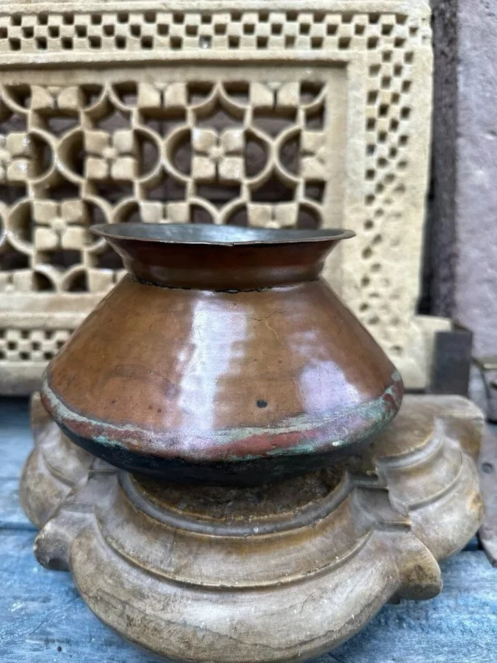 Antigua olla de cocina antigua de cobre forjada a mano tradicional india Foto 4 de 4