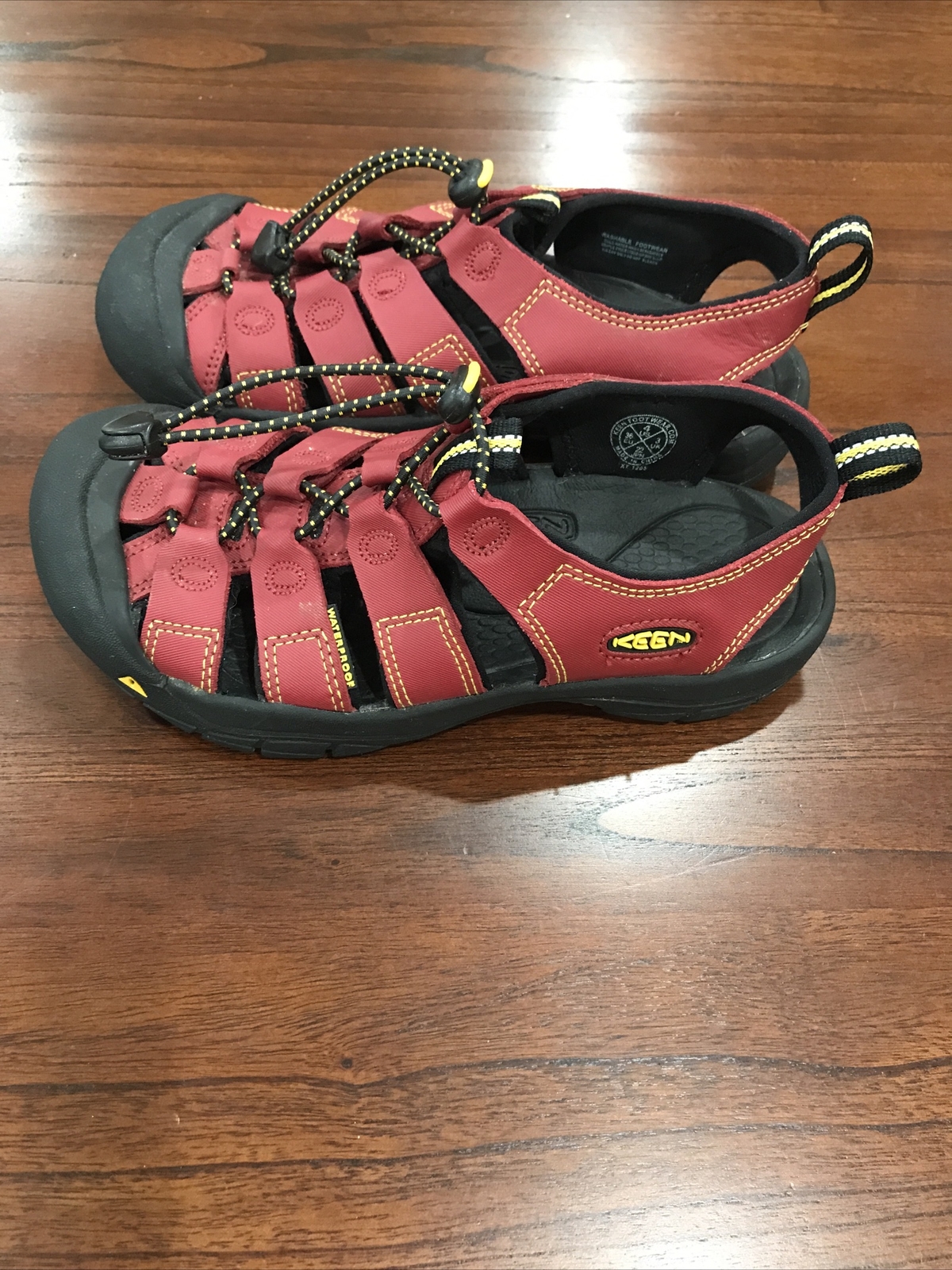 Scarpe sandalo acqua KEEN Newport H2 bambino o ragazza più grande 4 punta chiusa rosso