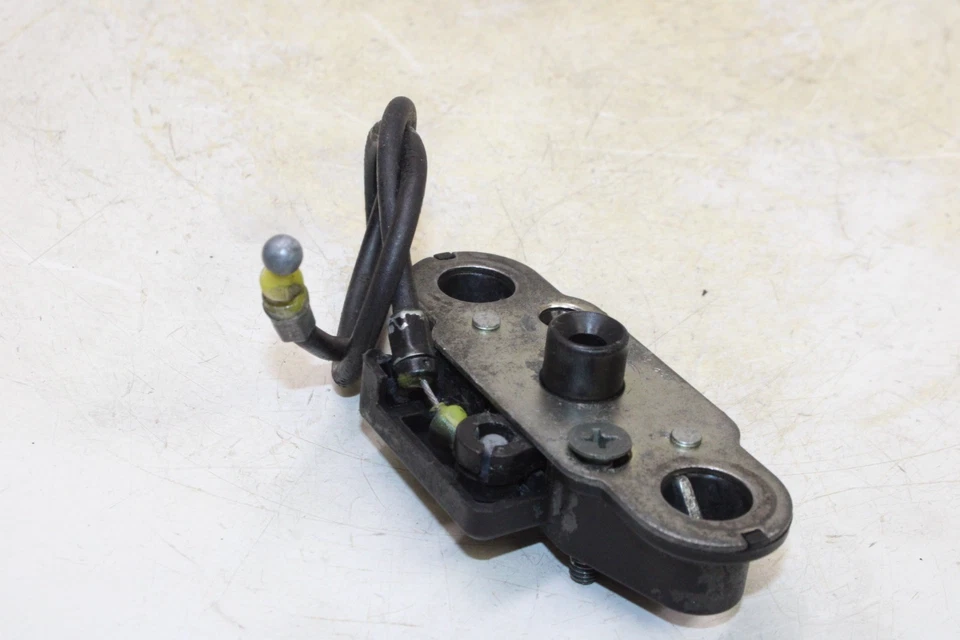 Suzuki Hayabusa GSX1300R 2006 OEM ASIENTO DEL CONDUCTOR PESTILLO MONTAJE Foto 2 de 4