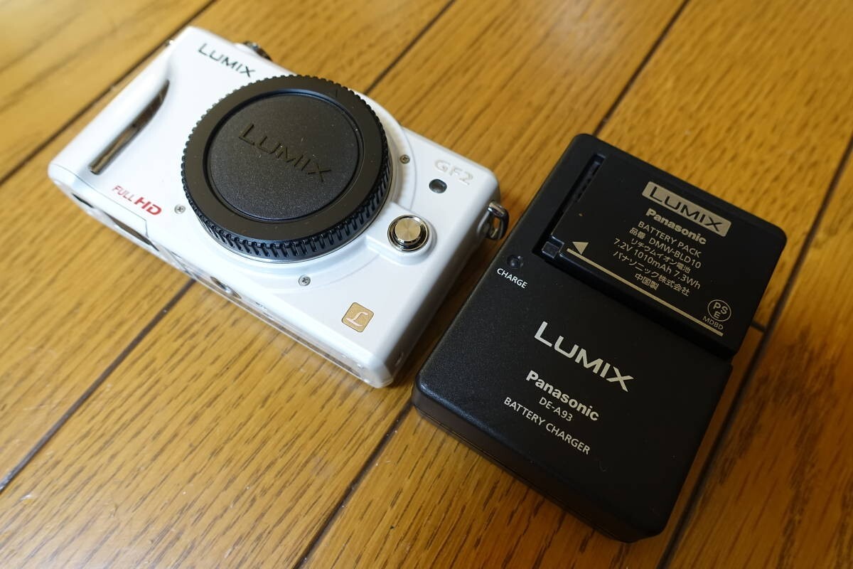 Panasonic LUMIX GF2 ホワイト Panasonic LUMIX DMC-GF2 White Digital Single Lens Camera 3D
