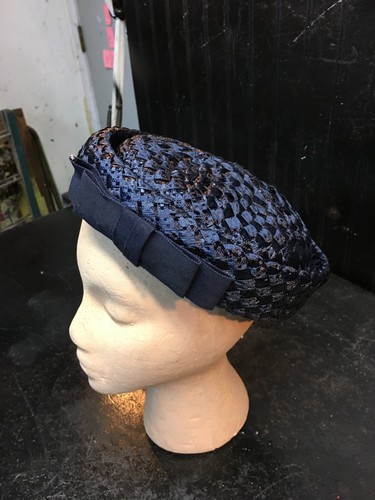 VINTAGE LADIES BLACK BLACK BLACK PILL HAT WITH A BOW 7in Size - Picture 2 of 6
