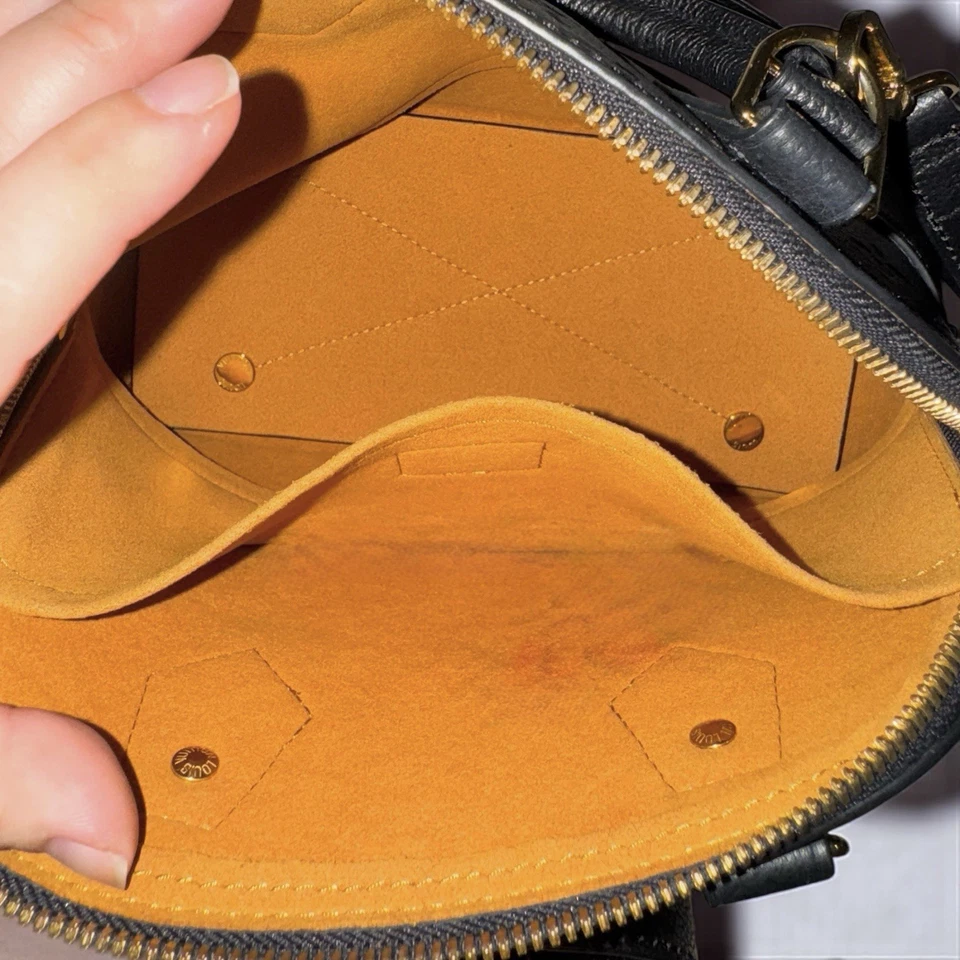 Linda bolsa satchel de ombro de couro de bezerro preta com alça superior de ferragens douradas - Imagem 4 de 4