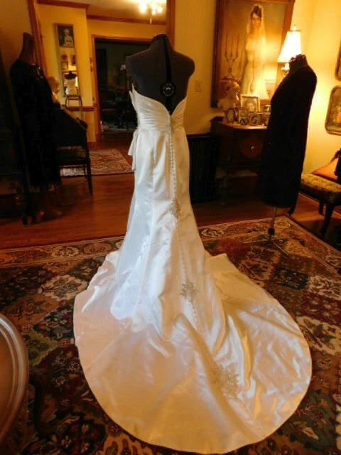 PRECIOSO VESTIDO DE NOVIA BLANCO ROTO "COLECCIÓN DE DIAMANTES CASABLANCA" ENTALLADO Y ACAMPANADO S8  Foto 4 de 4