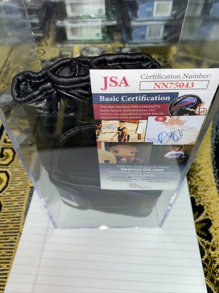 Guante Cain Velásquez UFC autografiado firmado certificado de autenticidad certificado por la JSA con vitrina Foto 2 de 4
