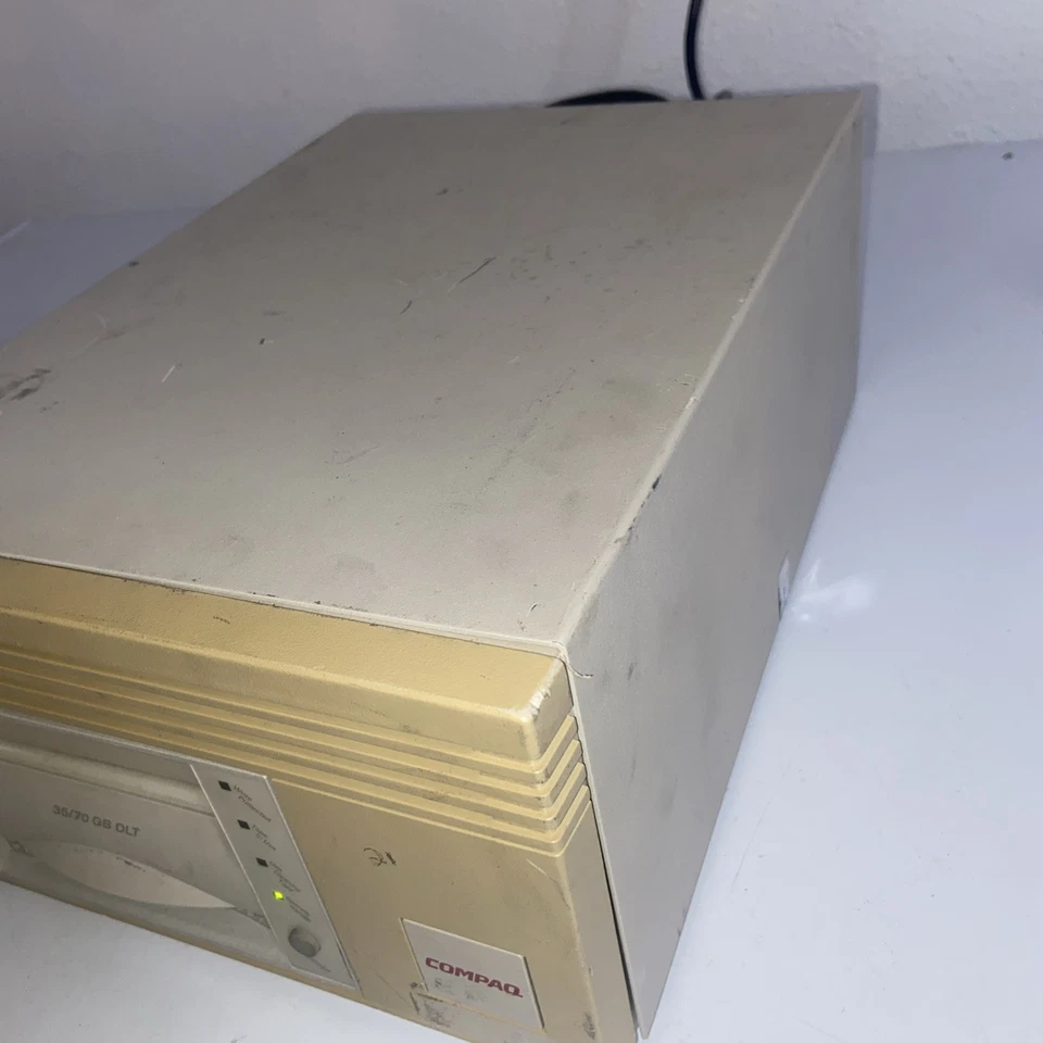 COMPAQ SERIES UNKNOWN MODEL 35/70GB DLT  TAPE CARTRIDGE DRIVE WHITE GRADE D - Image 3 of 4