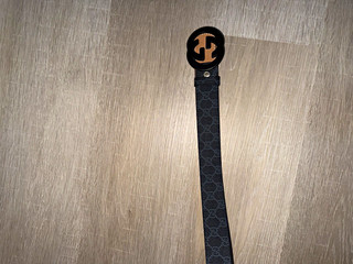Gucci Herren Gürtel Schwarz Logo Muster mit runder GG Metallschnalle