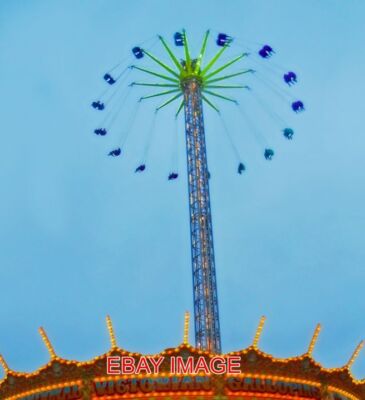 FOTO NOTTINGHAM KIRMES LEUTE GENIESSEN DIE FAHRT AUF DER MESSE AUF DEM ALTEN MARKT