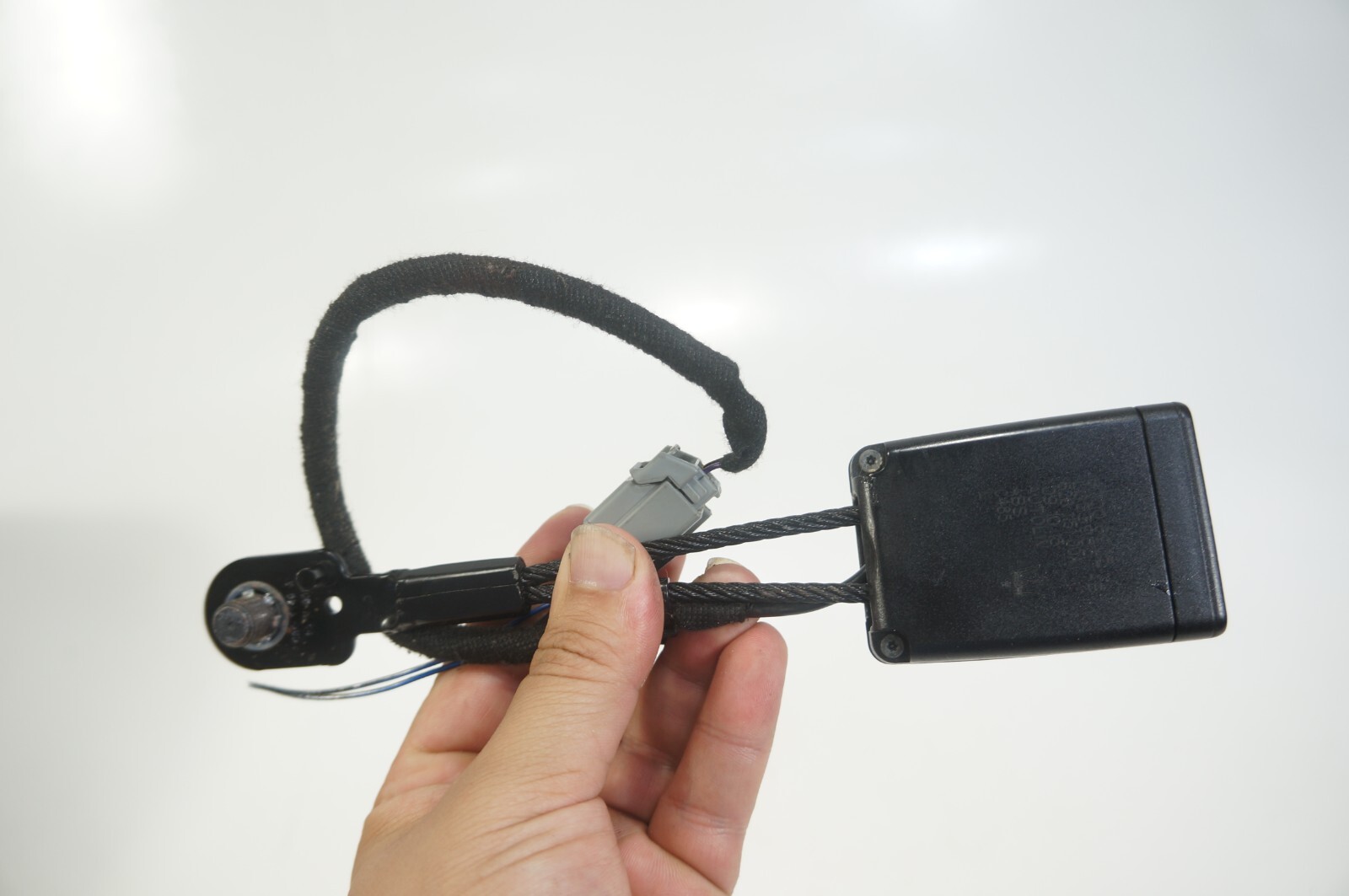 14-2022 maserati ghibli  front left driver side seat belt buckle oem