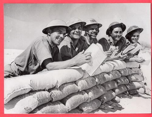 1941 British Soldiers Reading Mail North Africa Original News Photo
