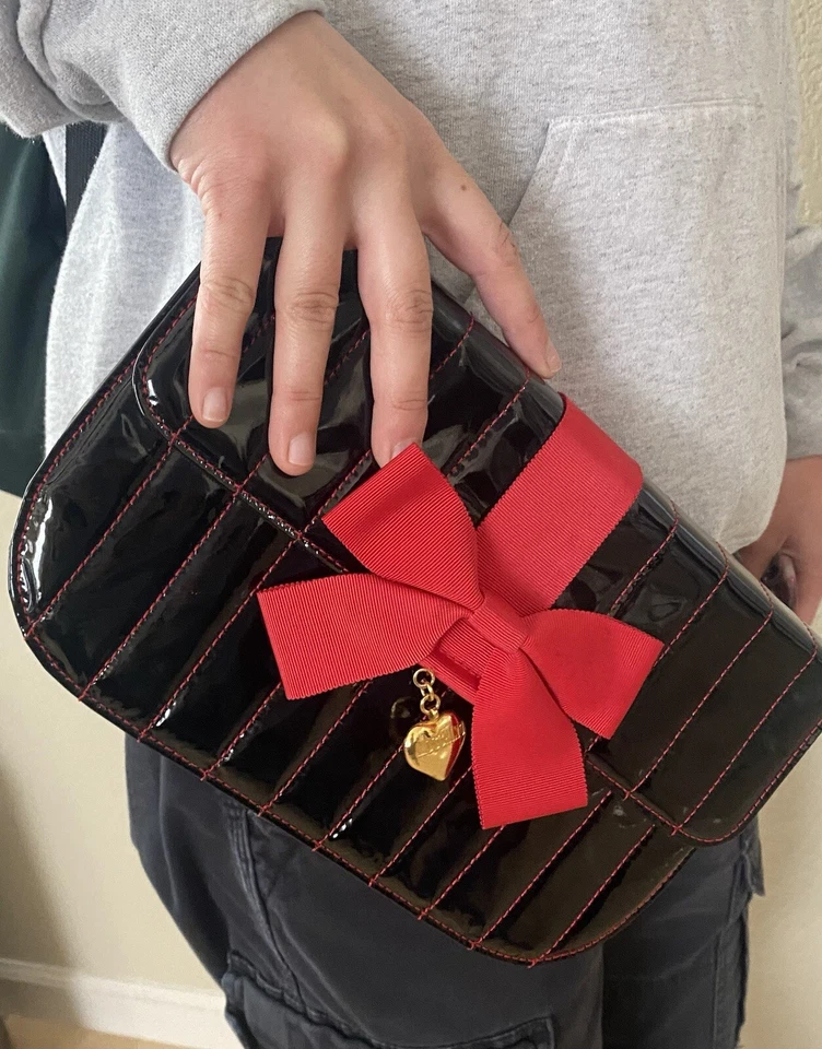 MOSCHINO винтажный черный лакированная кожа красный бант клапан клатч РЕДКАЯ - Изображение 4 из 4