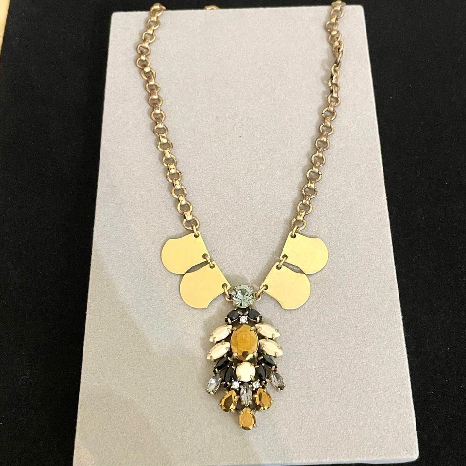 J. Collar Colgante Crew Tono Dorado Multicolor Tonos Tierra Estrás  Foto 2 de 4