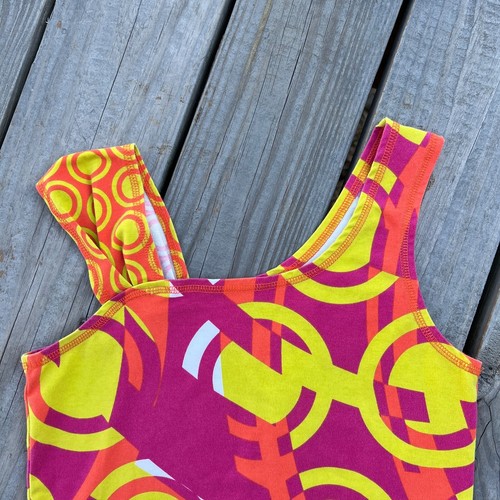Camiseta sin mangas asimétrica TITLE NINE Mod geométrica. Naranja, rosa, lima. Talla Pequeña S - Imagen 2 de 8
