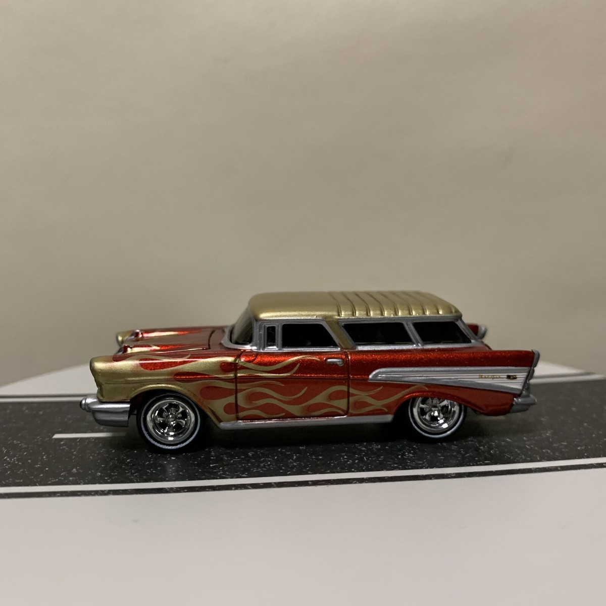 Johnny Lightning Rod & Custom 50th Anniversary '57 Chevy Nomad