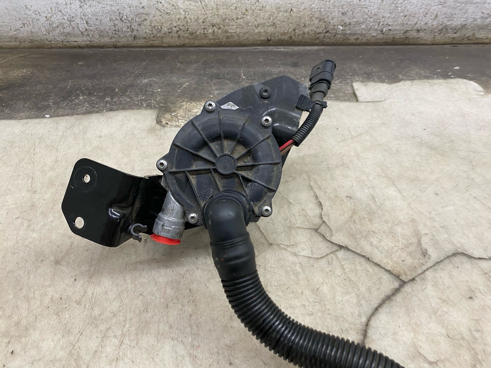 2015-2020 BENTLEY BENTAYGA 6.0L RIGHT SECONDARY AIR INJECTION PUMP 079959231G