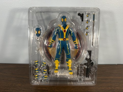 Mezco One 12 Deadpool X-Men Blue Yellow 2017 SDCC Exclusive 6” Action Figure - Picture 1 of 8