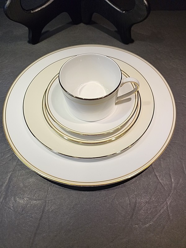 Wedgwood Vera Wang Champagne Dutchess 5 Piece Place Setting Bone China - Nice!