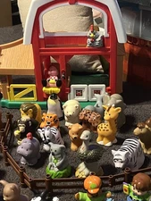 Fisher Price Little People Large Lot Barn Tractor  15 Little People + 40 Animals
