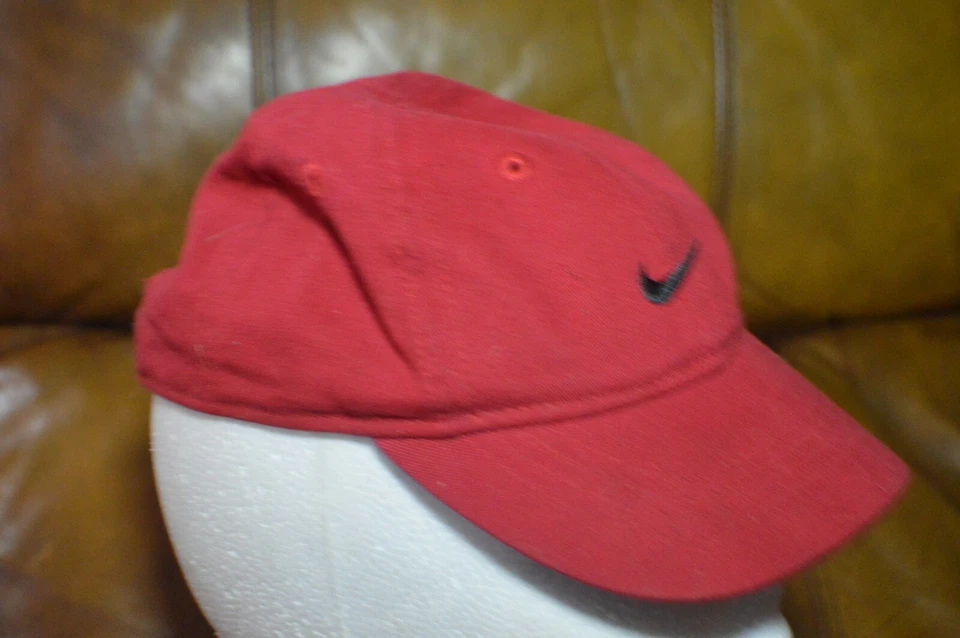 Boné de beisebol Nike vermelho com preto Swoosh bebê menino menina ajustável  - Imagem 3 de 4