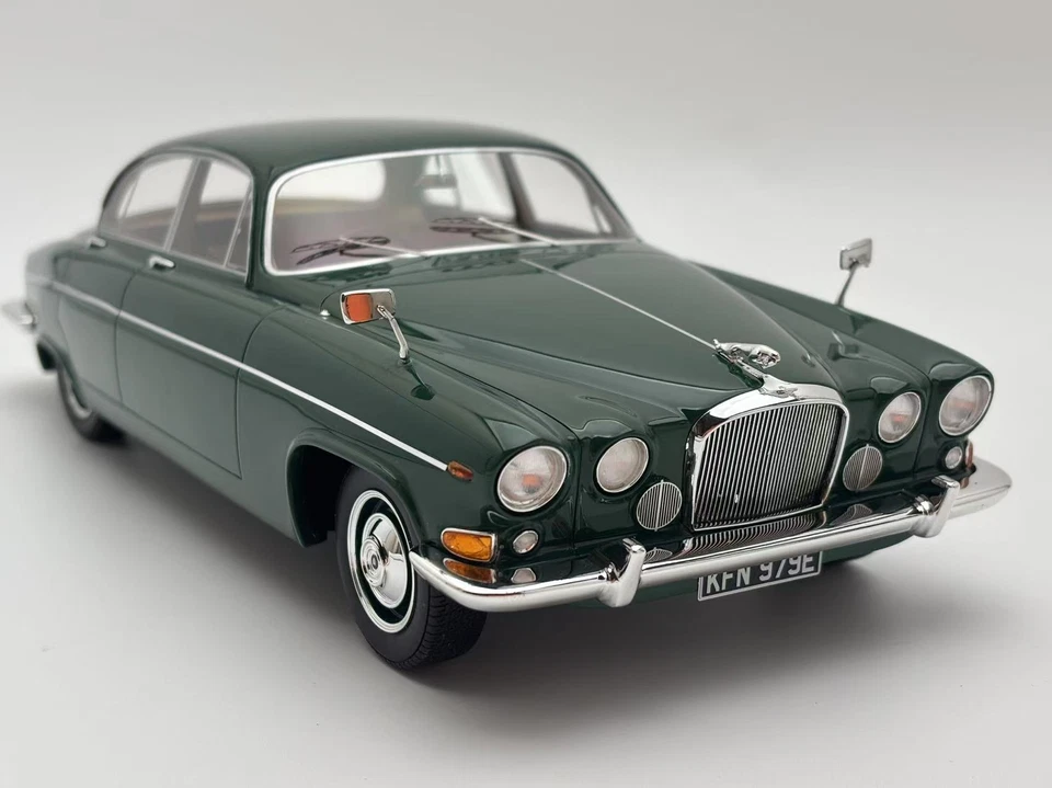 Bos 1/18 Jaguar Mark X 10th Generation 420G UK Green Resin Unopenable Car Model - Image 2 of 4