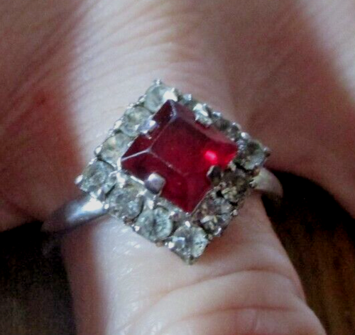 Bague Ancienne Réglable Argentée Avec Rubis Et Cristaux - Bijou Vintage N°269, Occasion