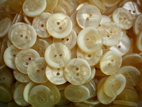 Buttons 20mm 23mm Cream Beige Pearlescent 2 Hole Polished Buttons Button (Z144) - Picture 10 of 24