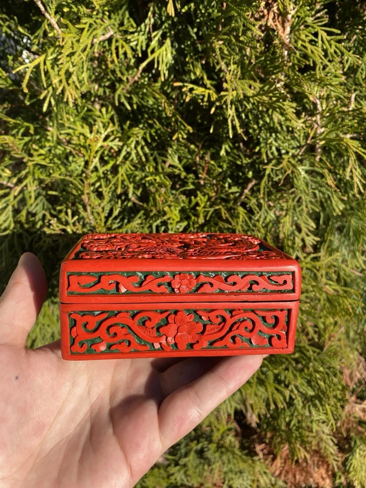 Caja de laca fina tallada china estilo cinabrio roja y verde Foto 2 de 4