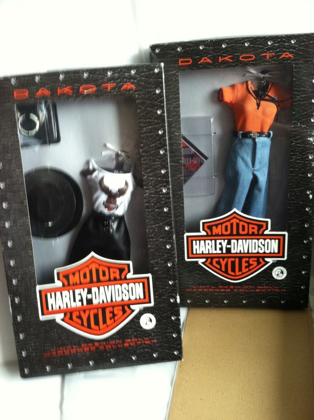 Lote de 2 Franklin Mint HARLEY DAVIDSON Dakota 16 Muñeca Traje conjuntos nunca quitado de la caja Lote de 2 Franklin Mint HARLEY DAVIDSON Dakota 16 Muñeca Traje conjuntos nunca quitado de la caja