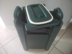 CARLISLE XT5000 CATERAIDE INSULATED BEVERAGE SERVER/ DISPENSER 5 GALLON  GREEN