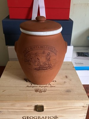 Kaffeehalter aus Terrakotta und Porzellan