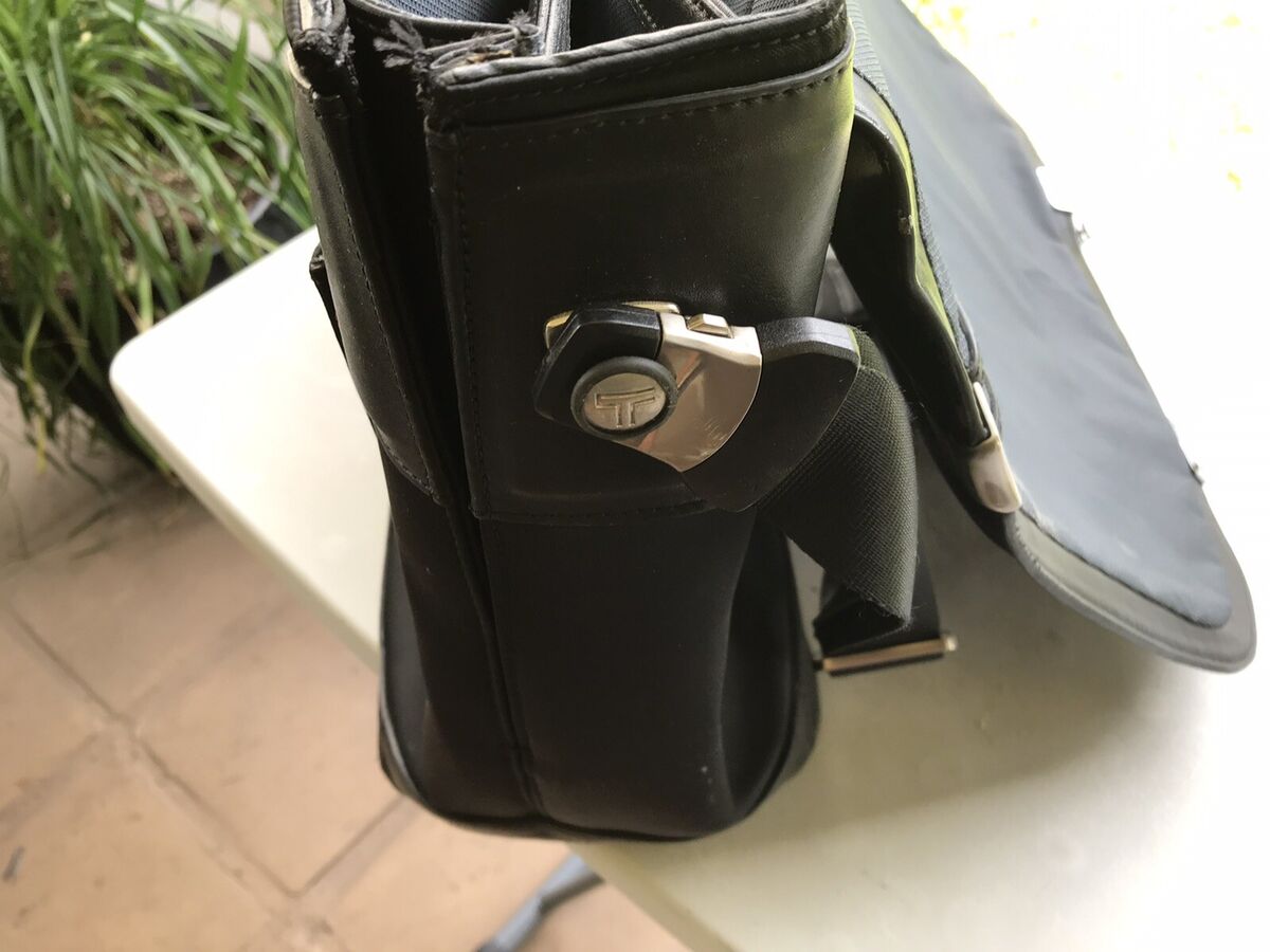 TUMI Briefcase Model 2945DF Black Leather / Nylon Crossbody TUMI Briefcase Model 2945DF Black Leather / Nylon Crossbody