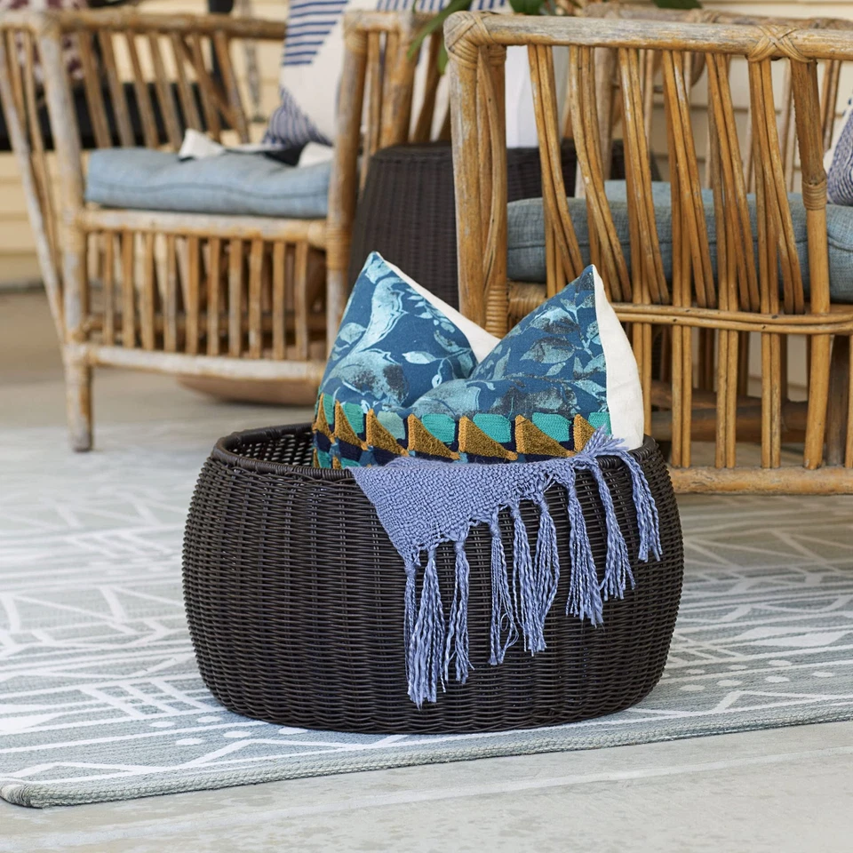 Taburete de almacenamiento de resina tejido a mano otomano, 16" de diámetro x 9" H, marrón Foto 4 de 4