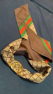 GUCCI Foulard en soie marron beige boucle GG 100% soie accessoire élégant