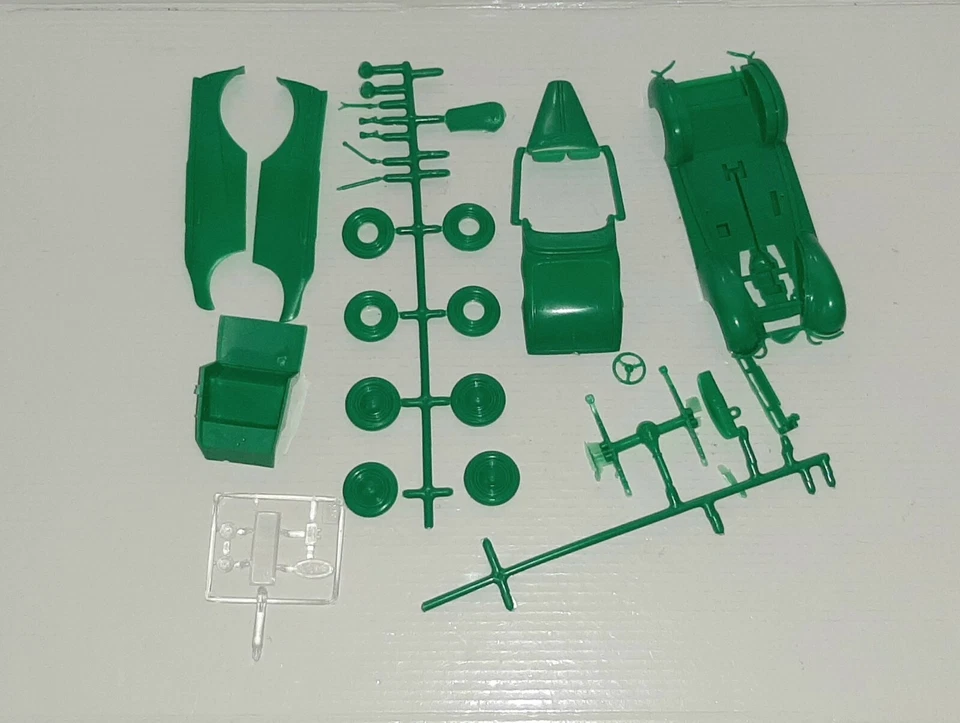 HOBBY KITS 1/32 CHEVY CONVERTIBLE 1937 REF.C-299 KIT MONTAGGIO OBSOLETO - Immagine 2 di 2