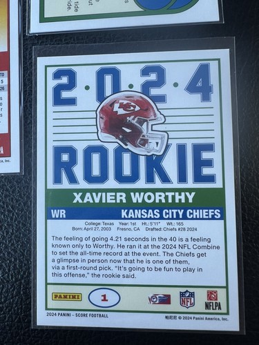 Score 2024 - Rookies #324 Xavier Worthy (RC) 3 carte come nuove da confezioni lotto #2 - Foto 5 di 7