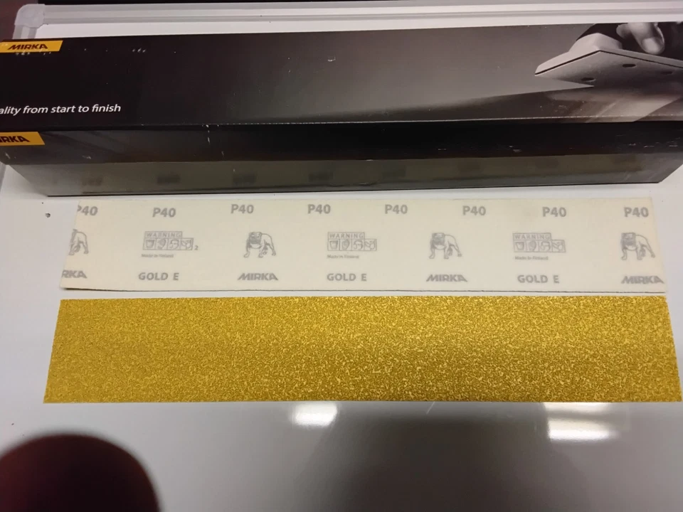 Hojas de papel de lija Mirka 2,75" x 16,5" Bulldog grano 40, oro 50 hojas gancho Foto 3 de 3