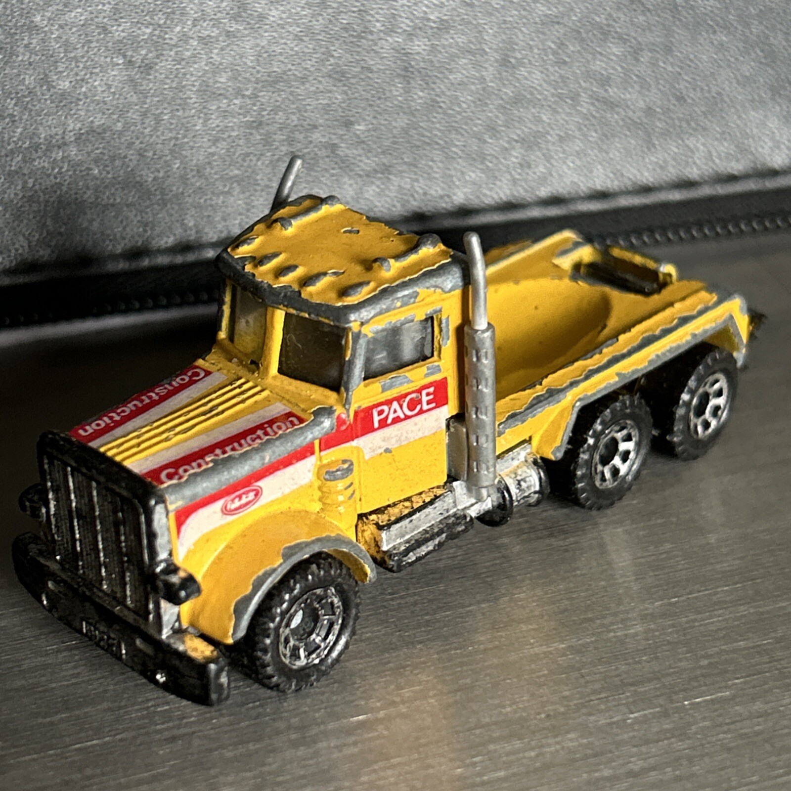 1/64 Scale Vehicle Matchbox  Peterbuilt 1981 Yellow Pace Construction Truck Used