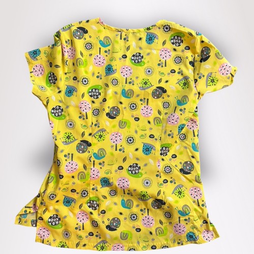 koi Basics Leslie Women's Stretch Print Scrub Top 384PR Yellow Snails Size Small - Picture 2 of 5