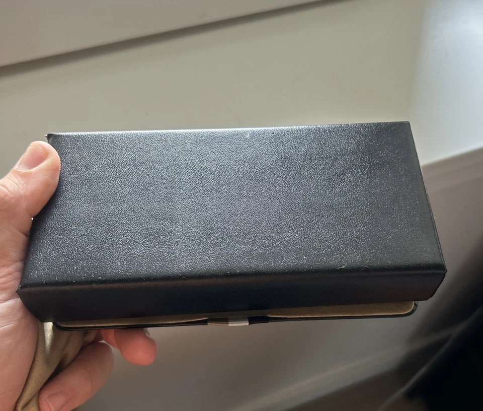 NUEVO - Hugo Boss “Boss” Semi-Duras Gafas de Sol Estuche y Tela (Negro) Foto 4 de 4