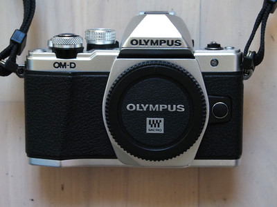 Olympus OM-D EM-10 Mark II Kameragehäuse, silber, wie neu, 942 Auslösungen