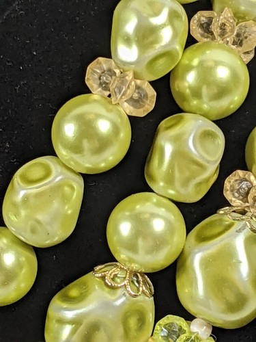 Collana triplo filo crema pistacchio perle finte accenti tono oro - Foto 3 di 7