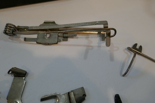 Piezas y accesorios de máquina de coser muy antiguos. Marca desconocida pero bastante antigua - Imagen 8 de 9