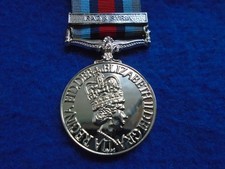 MEDALLA DE SERVICIO OPERATIVO TAMAÑO COMPLETO, BROCHE Y CINTA DE IRAQ Y SIRIA, REPRO/COPIA