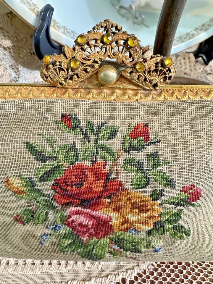 Cartera de tocador de colección Art Deco Petit Point con joyas con marco de triple placa ornamentado Foto 2 de 4