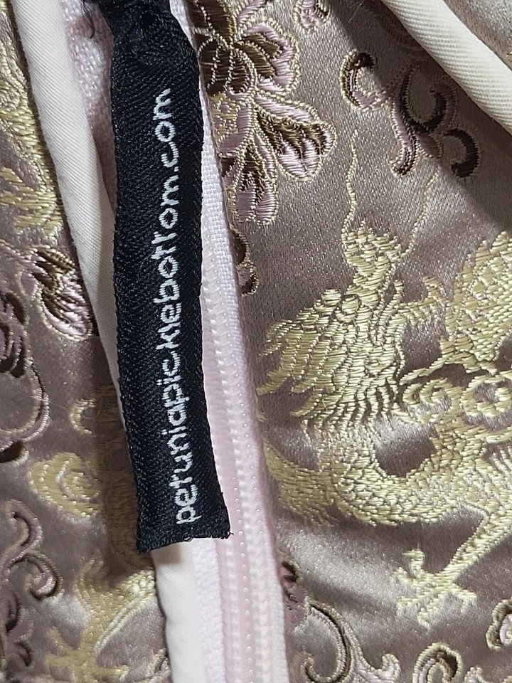 Mochila cuadrada con fondo de pepinillo Petunia convertible bolsa de pañales de lujo dragón satinado Foto 4 de 4